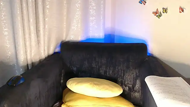 UzuriZahra01 online show from April 28, 2026, 2:27 am