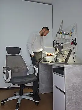 Lovebackground online show from November 27, 2025, 9:32 am