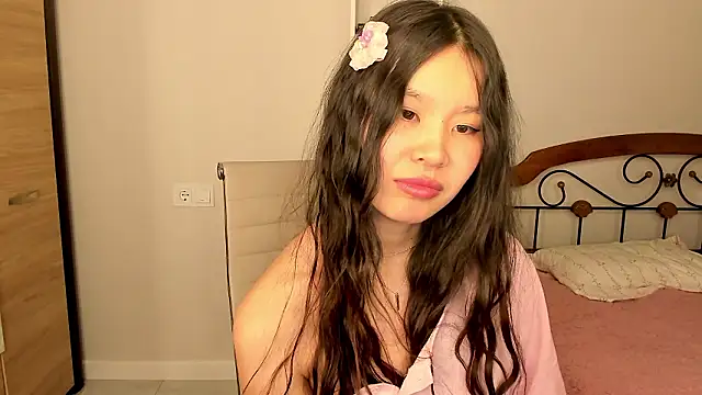 amiya cute online show from March 1, 2026, 2:39 pm