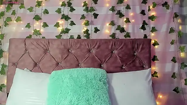 Ayla-marttinez online show from April 8, 2026, 12:45 am