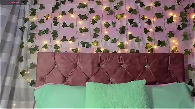 Ayla-marttinez online show from April 14, 2026, 1:21 am