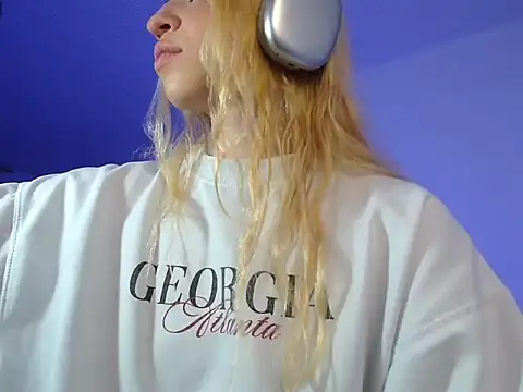 Snapshot of alina_lee chatting on December 19, 2025, 3:10 am alina lee online show from December 19, 2025, 3:10 am