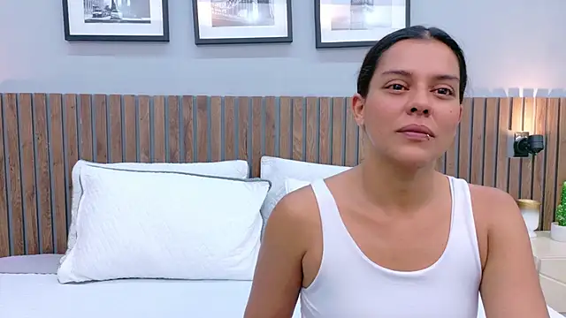 Mia Bellefort online show from April 9, 2026, 8:04 pm