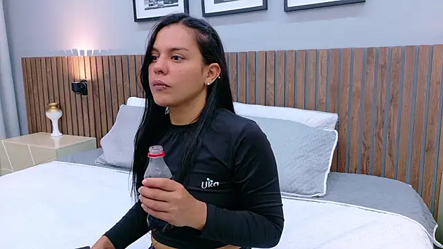 Mia Bellefort online show from March 22, 2026, 7:48 pm