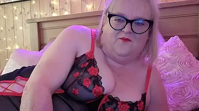 Curvy-Irish-CrystalX online show from February 13, 2026, 2:28 pm