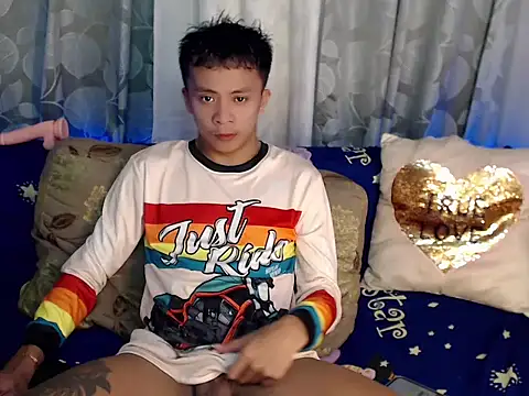 Snapshot of ur_twinkKirk6969 chatting on May 15, 2026, 7:34 pm ur twinkKirk6969 online show from May 15, 2026, 7:34 pm