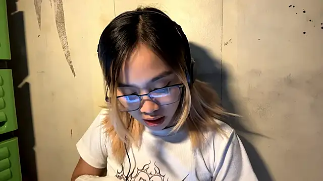 Snapshot of LenoraFrailey chatting on December 23, 2025, 10:25 am LenoraFrailey online show from December 23, 2025, 10:25 am