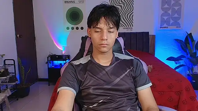 CrisotpherMoretti online show from December 16, 2025, 5:17 pm