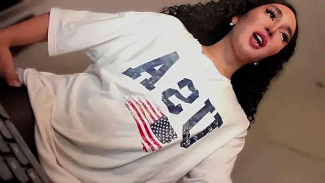 Snapshot of mxshemale_ladyboy chatting on September 30, 2025, 11:00 pm mxshemale ladyboy online show from September 30, 2025, 11:00 pm