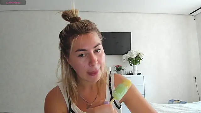 Snapshot of Roxi_Joy chatting on June 5, 2026, 7:25 am Roxi Joy online show from June 5, 2026, 7:25 am