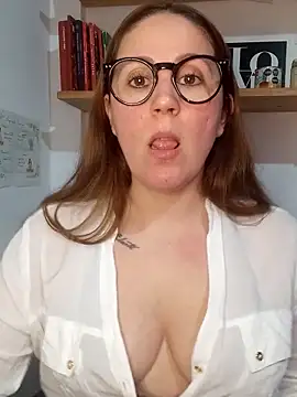 Snapshot of SofiEsteves chatting on June 16, 2026, 1:00 pm SofiEsteves online show from June 16, 2026, 1:00 pm