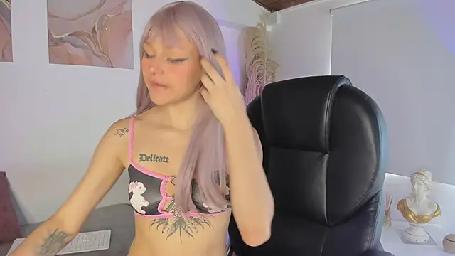 Amelie Wine online show from February 9, 2026, 3:32 pm