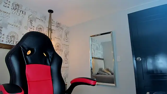 Snapshot of SIENNA_FOX4 chatting on April 15, 2026, 1:04 pm SIENNA FOX4 online show from April 15, 2026, 1:04 pm