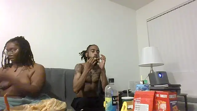 Snapshot of AverageAnt_ chatting on February 25, 2026, 4:45 am AverageAnt online show from February 25, 2026, 4:45 am