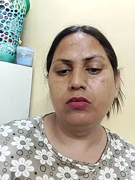 Hotmylips online show from April 12, 2026, 2:42 pm