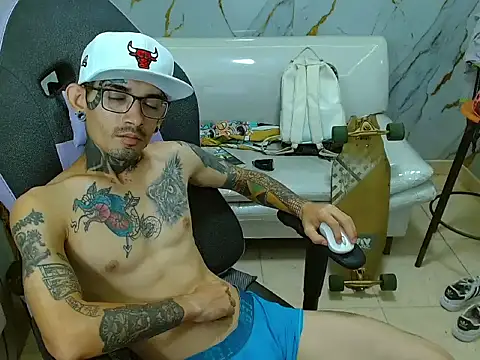 Boy tatto77 online show from April 1, 2026, 1:41 pm