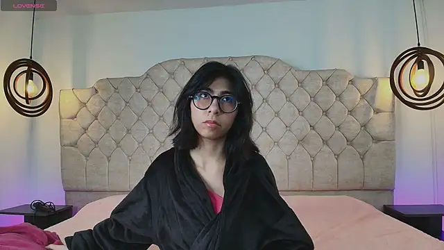 Snapshot of EllieBloom chatting on January 14, 2026, 1:04 pm EllieBloom online show from January 14, 2026, 1:04 pm