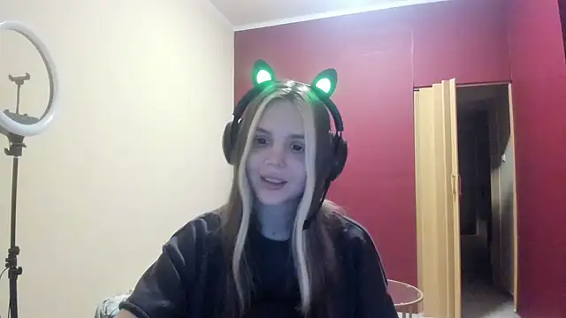 LunaAngell online show from December 23, 2025, 2:11 am