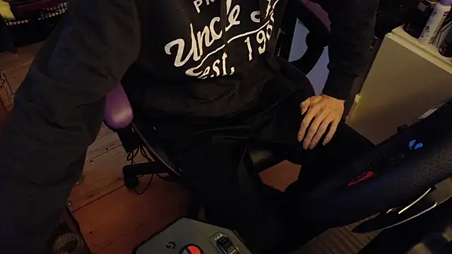 Gay-Versaut online show from April 7, 2026, 7:04 pm