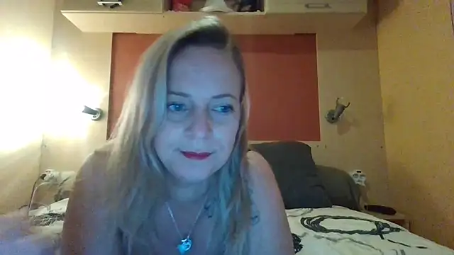 Snapshot of Miss-Chupagirly chatting on December 22, 2025, 8:42 pm Miss-Chupagirly online show from December 22, 2025, 8:42 pm