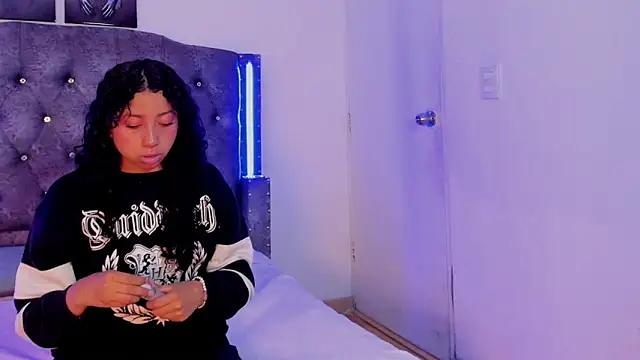 Snapshot of Mia_Cavalli chatting on December 22, 2025, 7:03 pm Mia Cavalli online show from December 22, 2025, 7:03 pm