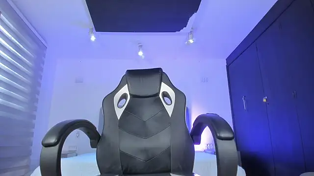 ManuelaEvans  online show from January 11, 2026, 8:49 pm