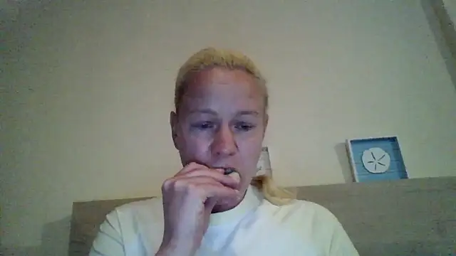 jennyblondeuk online show from April 18, 2026, 7:58 pm