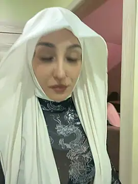 Snapshot of LuxBrunette_ chatting on May 11, 2026, 6:15 am LuxBrunette online show from May 11, 2026, 6:15 am