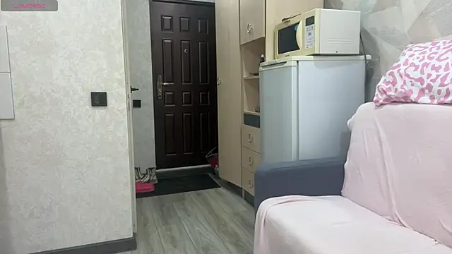 Scarlet cat online show from April 23, 2026, 12:29 pm