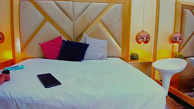 ElenaWatsonn online show from April 17, 2026, 8:11 pm