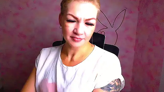 Snapshot of Madonna_Fire chatting on July 13, 2026, 5:40 am Madonna Fire online show from July 13, 2026, 5:40 am