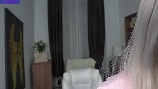 KristalCrowner online show from April 11, 2026, 7:39 pm