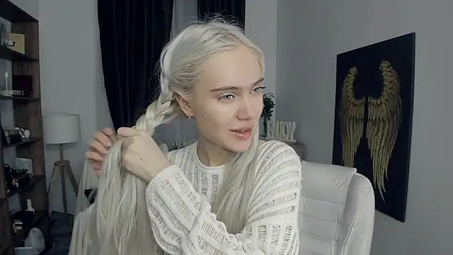 KristalCrowner online show from February 19, 2026, 7:33 pm