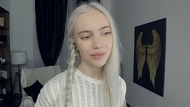 KristalCrowner online show from February 15, 2026, 7:24 pm