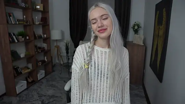 KristalCrowner online show from March 8, 2026, 7:39 pm