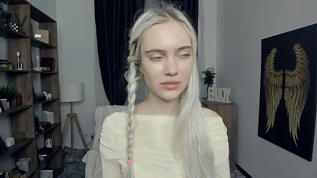 KristalCrowner online show from February 9, 2026, 7:12 pm