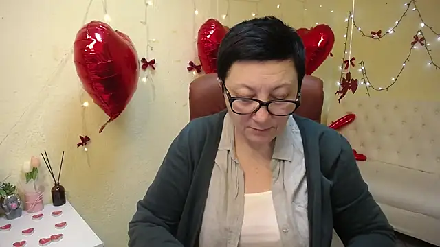 EmilyL0ve online show from February 5, 2026, 8:48 pm