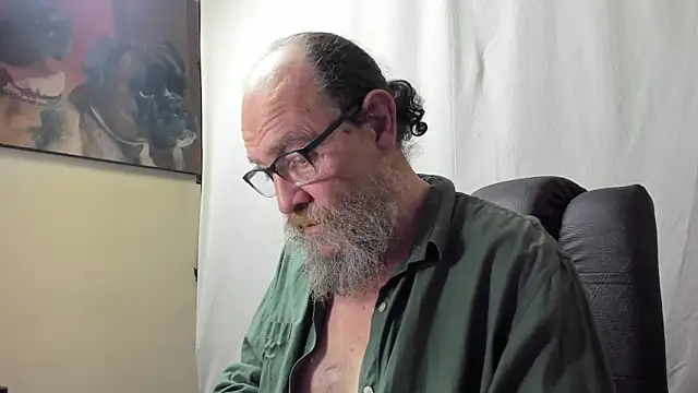 Snapshot of Uncle_Hottie chatting on January 10, 2026, 5:52 pm Uncle Hottie online show from January 10, 2026, 5:52 pm