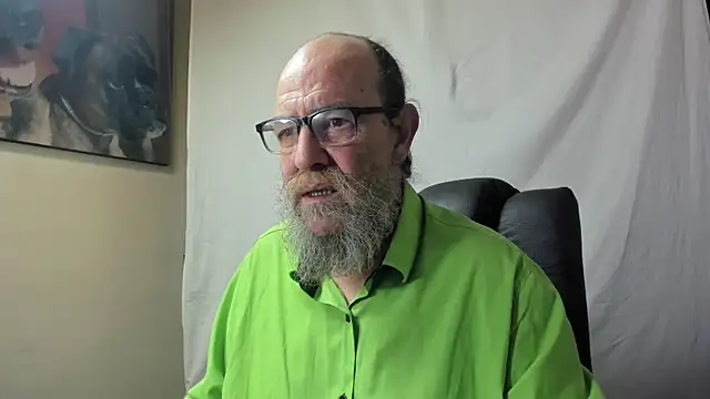 Snapshot of Uncle_Hottie chatting on January 13, 2026, 5:17 pm Uncle Hottie online show from January 13, 2026, 5:17 pm