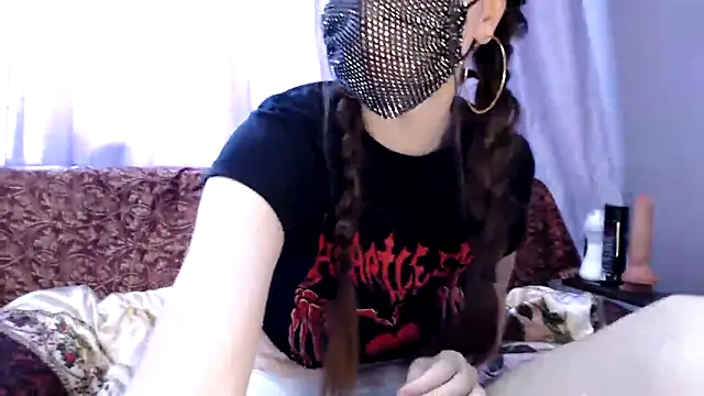 Snapshot of SilentShard chatting on April 10, 2026, 12:12 pm SilentShard online show from April 10, 2026, 12:12 pm