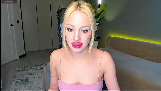 Luna Beverly online show from April 7, 2026, 8:10 pm