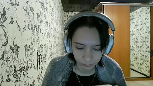 LxayBloom online show from April 15, 2026, 2:39 am