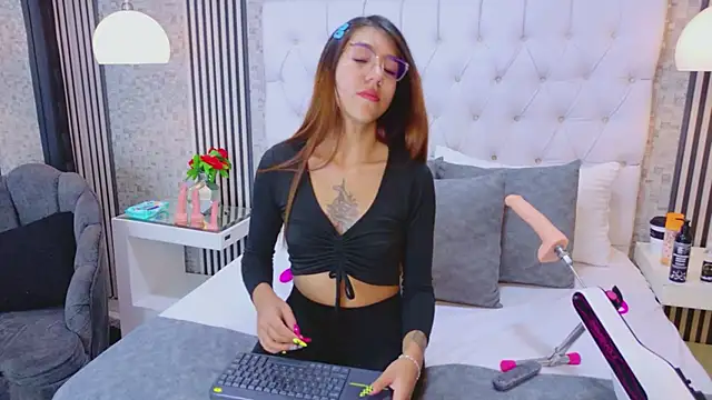 VioletFroost online show from April 1, 2026, 7:11 pm