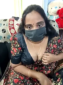 Snapshot of Tinarosy13 chatting on February 9, 2026, 9:29 am Tinarosy13 online show from February 9, 2026, 9:29 am