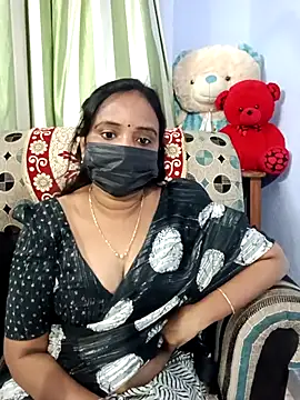 Snapshot of Tinarosy13 chatting on February 8, 2026, 4:15 pm Tinarosy13 online show from February 8, 2026, 4:15 pm