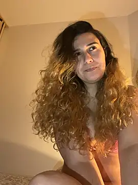 joanaguerreiru online show from February 15, 2026, 10:41 pm