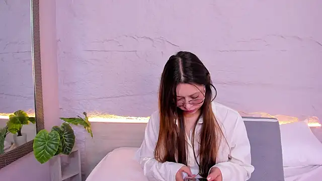 lanna 18  online show from February 18, 2026, 11:50 am