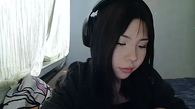 AprilOnilll online show from January 15, 2026, 8:18 am