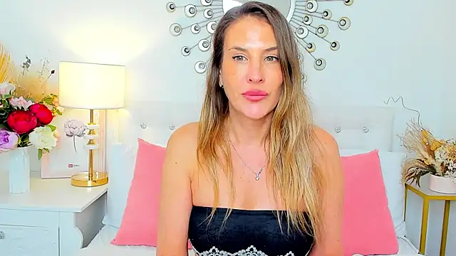 Snapshot of IssabelXO chatting on May 13, 2026, 12:23 pm IssabelXO online show from May 13, 2026, 12:23 pm