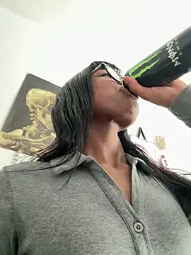 xouniq online show from April 10, 2026, 4:25 pm